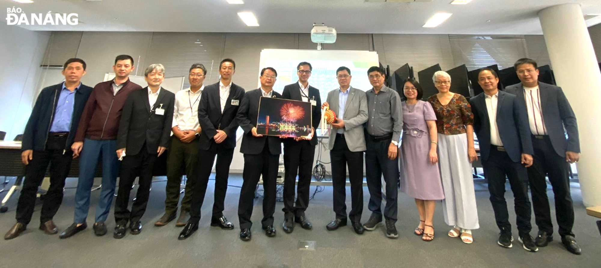 Vice Chairman of the Da Nang People's Council Tran Phuoc Son (6th, right) works with leaders of the Fishing Port and Airport in Wakayama Prefecture of Japan.