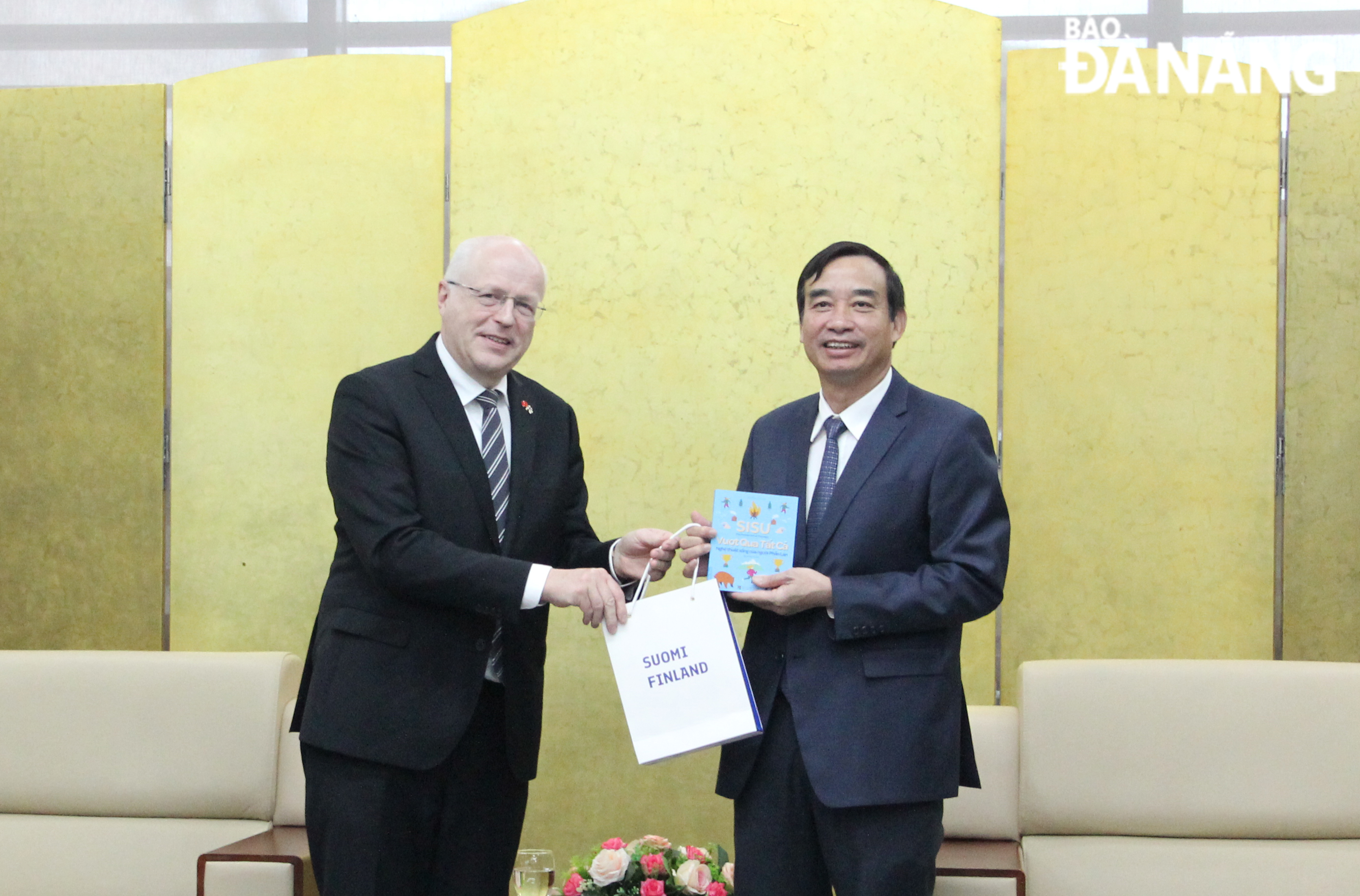 Ambassador Extraordinary and Plenipotentiary of Finland to Viet Nam Keijo Norvanto (left) presents a souvenir to Chairman of the Da Nang People's Committee Le Trung Chinh. Photo: X.H