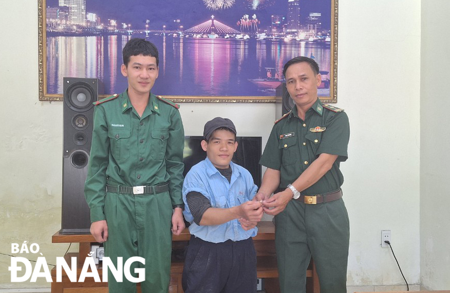 Thiếu tá Phan Văn Cảnh (ngoài cùng, bên phải) trao lại nhẫn cho người dân. Ảnh: DOÃN QUANG
