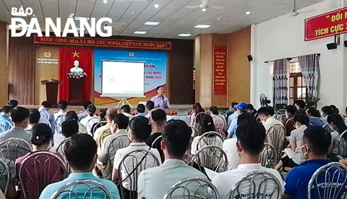 Công đoàn Khu CNC&CKCN Đà Nẵng tập huấn công tác an toàn vệ sinh lao động và phòng cháy chữa cháy năm 2022 cho khoảng 100 cán bộ công đoàn cơ sở. PV
