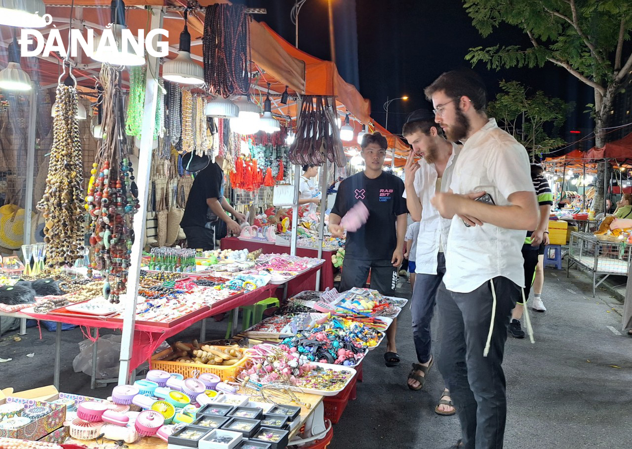 To attract international visitors, the tourism industry needs to develop more unique and attractive products. IN PHOTO: International visitors at the Son Tra Night Market. Photo: NHAT HA