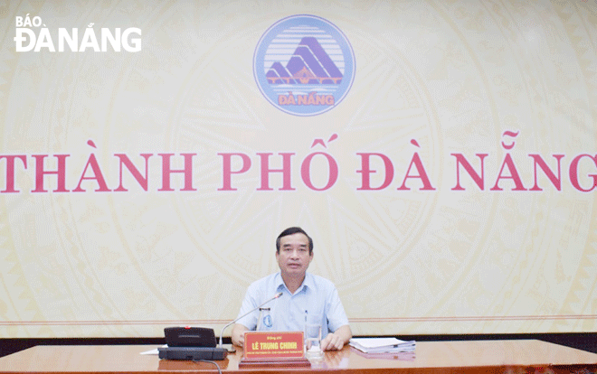 Chủ tịch UBND thành phố Lê Trung Chinh chủ trì phiên họp thường kỳ vào ngày 3-10. Ảnh: T.H