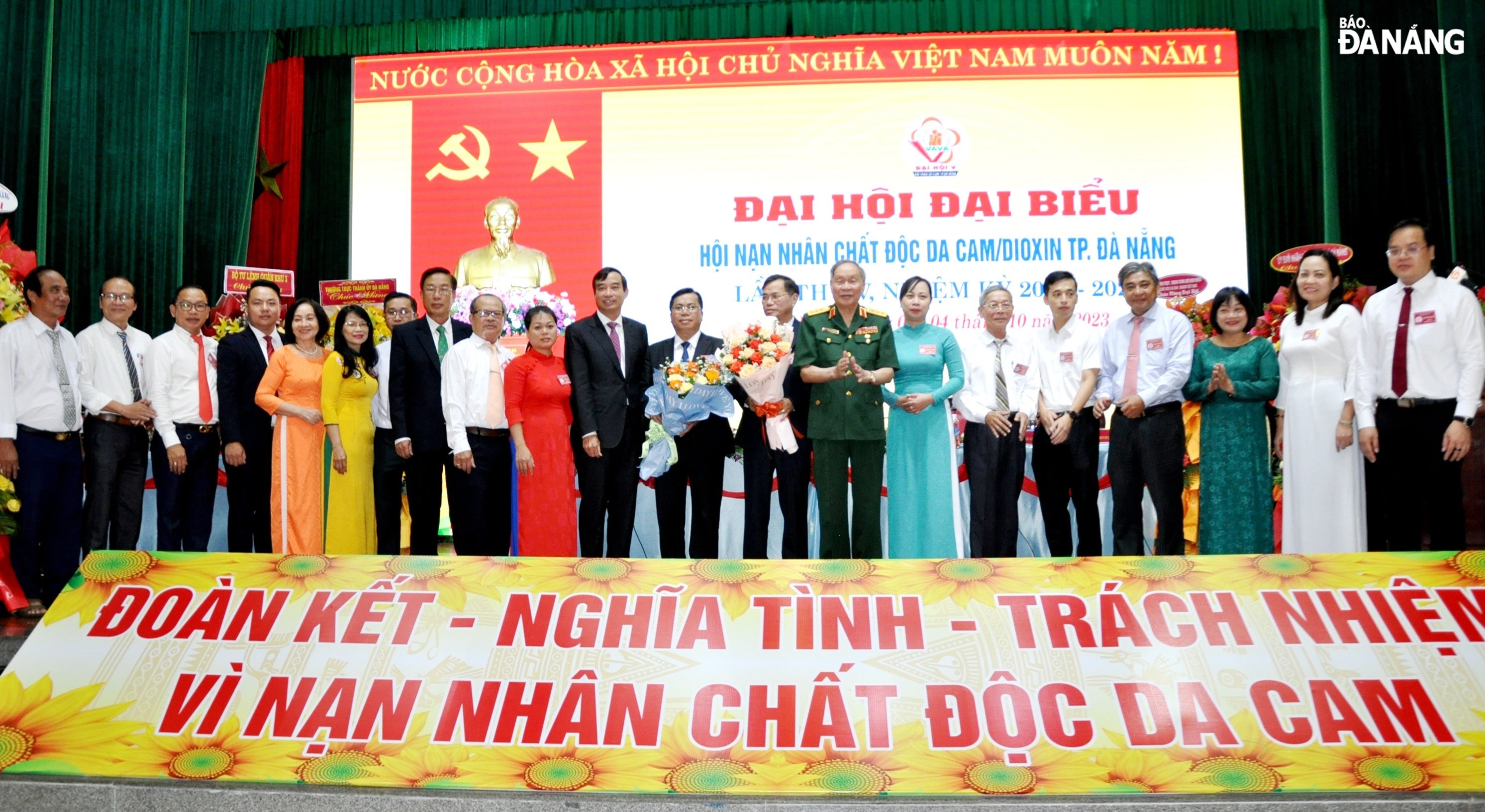 Thượng tướng Nguyễn Văn Rinh (thứ 8, bên phải sang) và Chủ tịch UBND thành phố Lê Trung Chinh (thứ 11, bên trái sang) tặng hoa chúc mừng Ban Chấp hành Hội NNCĐDC thành phố khóa V, nhiệm kỳ 2023-2028. Ảnh: LÊ HÙNG