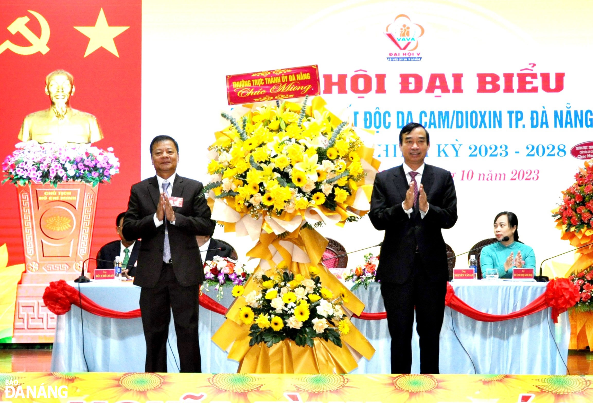 Chairman of the Da Nang People's Committee Le Trung Chinh (right) presents a bouquet of flowers to congratulate the congress. Photo: LE HUNG