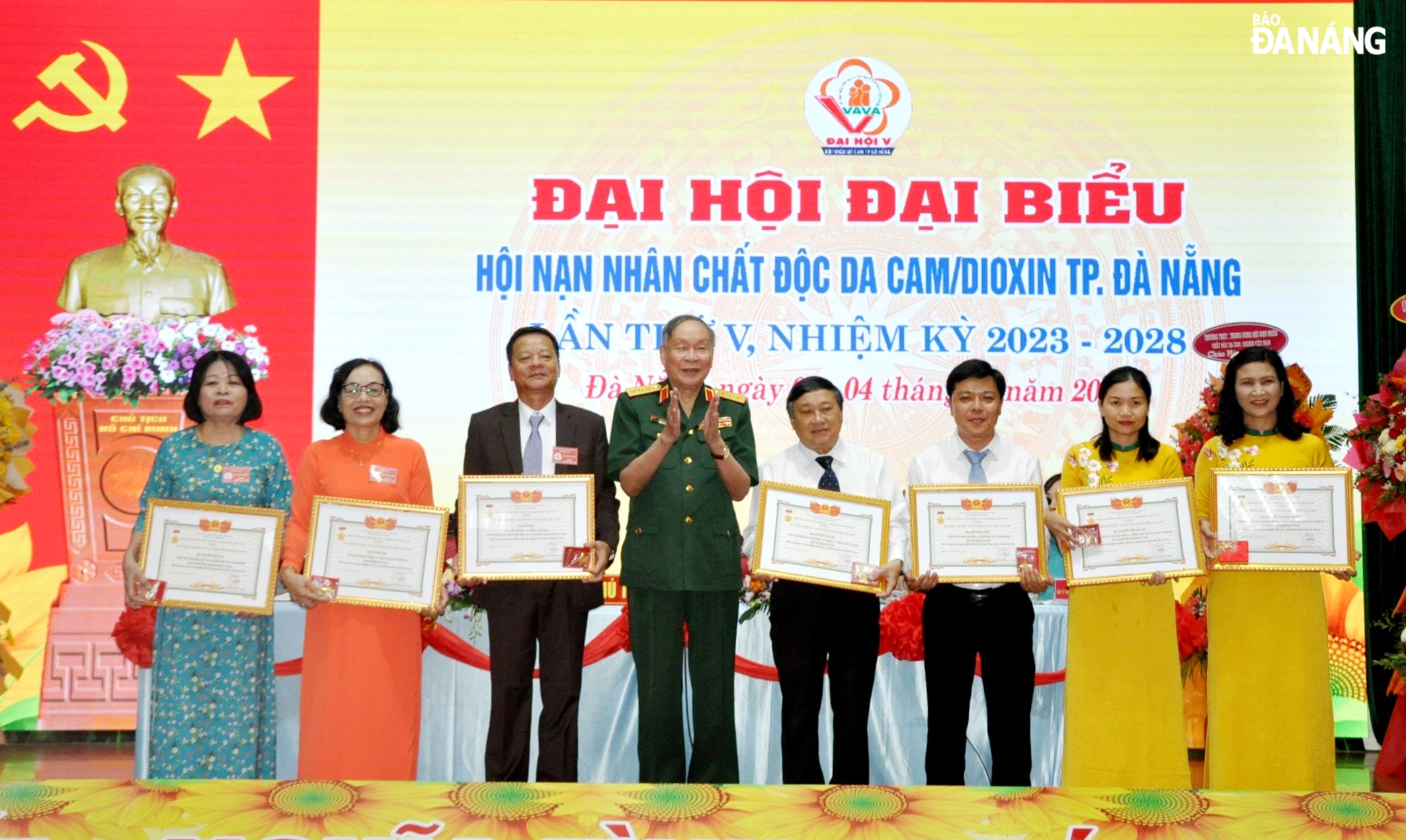 Senior Lieutenant General Nguyen Van Rinh (4th, left) awards Medals 