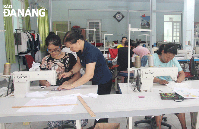 Children at the Da Nang Care Center for Victims of Agent Orange and Unfortunate Children are taught to sew. Photo: N.Q