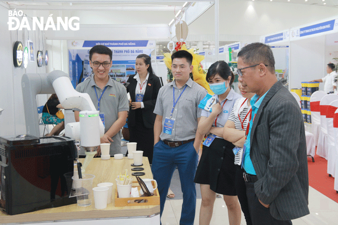 The industry and trade sector strengthens the organisation of trade promotion activities to support businesses. IN PHOTO: Representatives of businesses learn about the products on display at the Da Nang Manufacturing, Processing and Supporting Industry Expo 2023. Photo: MAI QUE