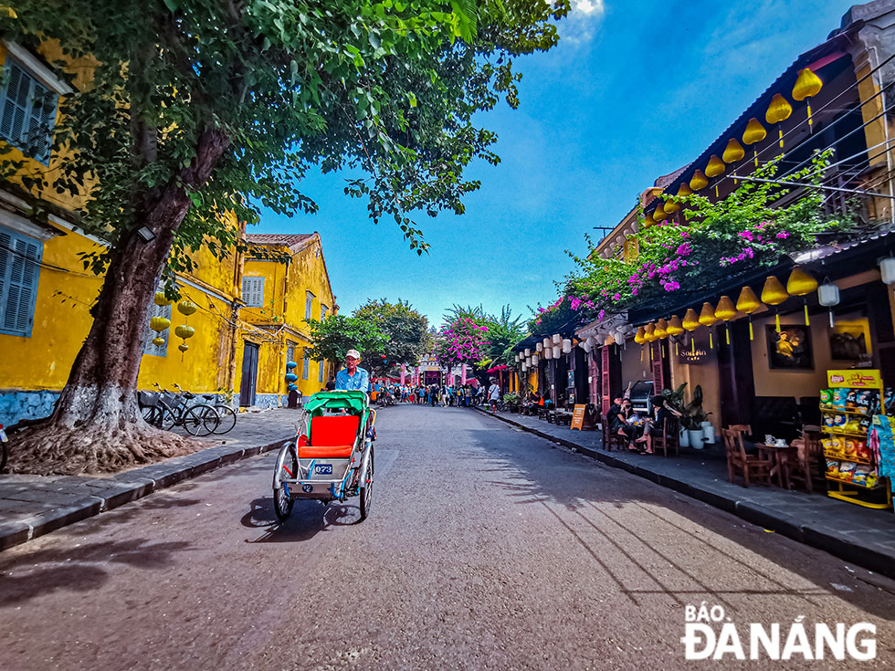 Along with lanterns, cyclos or ancient house steps, bougainvillea flowers contribute to creating a charming and attractive beauty in Hoi An.