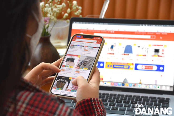 The online shopping trend of consumers requires businesses to change their approach and invest in digital technology. Photo: CHIEN THANG