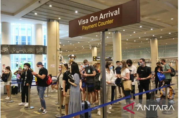 Foreign visitors queue at the visa on arrival service at I Gusti Ngurah Rai International Airport in Denpasar, Bali, April 8, 2023. (Photo: antaranews.com)
