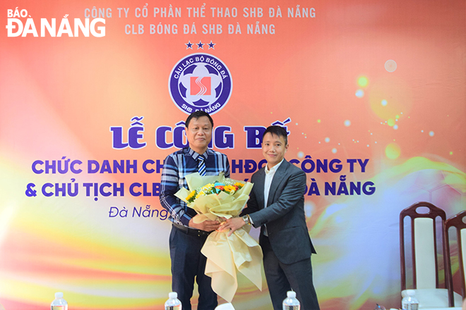 Ông Lê Văn Hiểu (bên trái) làm Chủ tịch HĐQT Công ty CP Thể thao SHB Đà Nẵng, Chủ tịch CLB bóng đá SHB Đà Nẵng. 