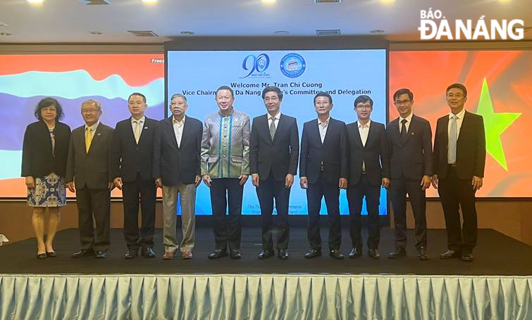 The Da Nang city delegation takes a souvenir photo with the Thai Chamber of Commerce