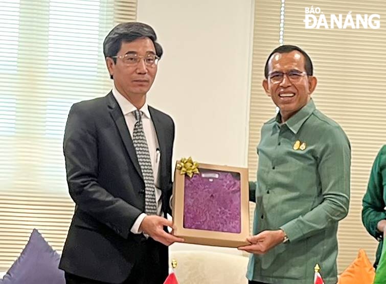 Mr. Amnuay Pinsuwan, Deputy Governor of Phuket Province, presents a souvenir to Da Nang People's Committee Vice Chairman Tran Chi Cuong