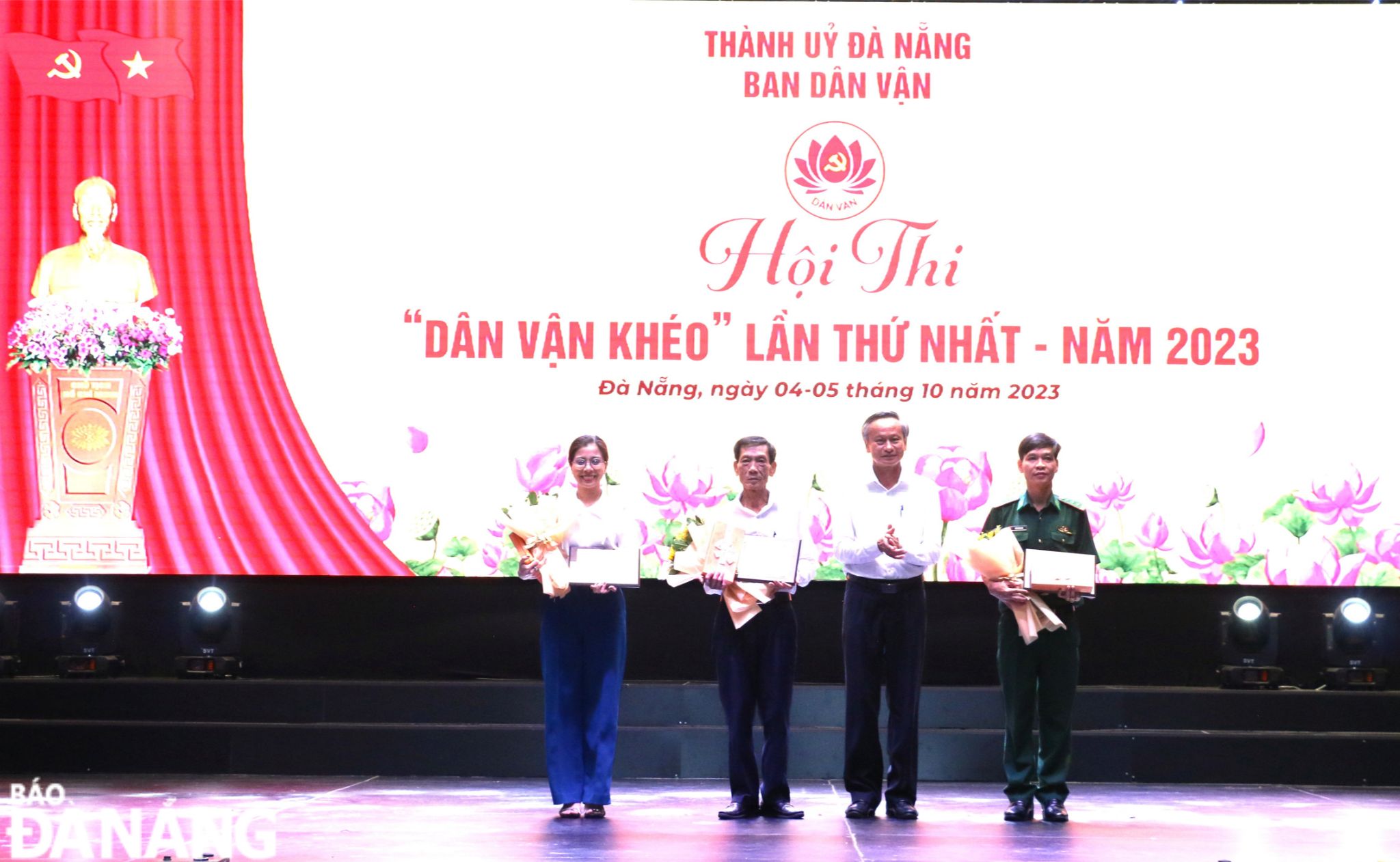 Trưởng Ban Tuyên giáo Thành ủy Đoàn Ngọc Hùng Anh trao giải Nhì cho các đội thi gồm: huyện Hòa Vang, quận Ngũ Hành Sơn và Bộ Chỉ huy Bộ đội biên phòng thành phố. Ảnh: T.PHƯƠNG