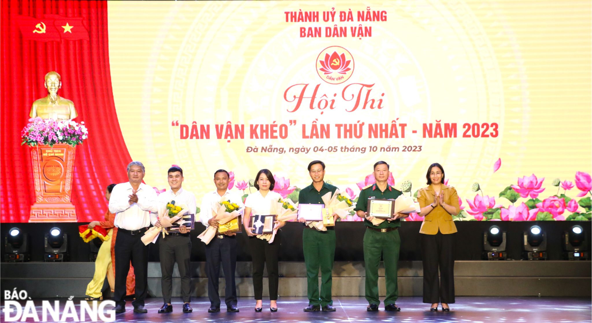  Vụ trưởng, Trưởng cơ quan thường trực Ban Dân vận Trung ương tại Đà Nẵng Đỗ Thịnh và Phó Chủ tịch HĐND thành phố Nguyễn Thị Anh Thi trao giải Ba cho 5 đội thi. Ảnh: T.PHƯƠNG