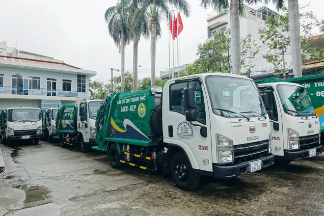 Công ty CP Môi trường đô thị Đà Nẵng đầu tư phương tiện cơ giới hiện đại để nâng cao chất lượng vệ sinh đô thị. Ảnh: HOÀNG HIỆP