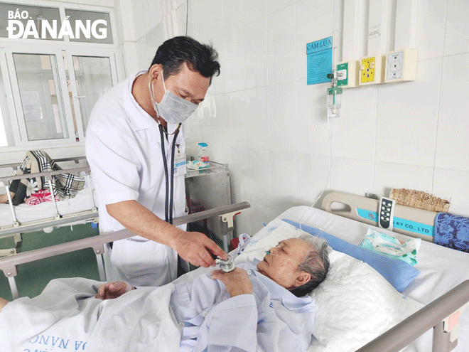 Da Nang's health sector is implementing a plan to recruit doctors to increase and consolidate medical capacity at all levels. IN PHOTO: A doctor is giving a medical examination to a patient at the Da Nang Lung Hospital. Photo: PHAN CHUNG