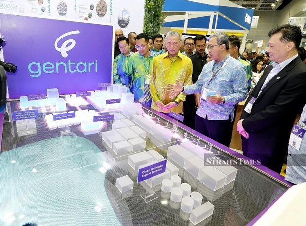 Malaysian Deputy Prime Minister Datuk Seri Fadillah Yusof, along by the Minister of Natural Resources, Environment, and Climate Change, Nik Nazmi Nik Ahmad visiting booths at the IGEM 2023. (Photo: nst.com.my)