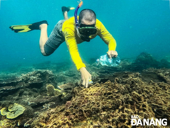 Người tham gia lặn biển dọn rác tại các rạn san hô cần có sức khỏe, kỹ năng bảo đảm an toàn dưới nước. Ảnh: HOÀI THANH