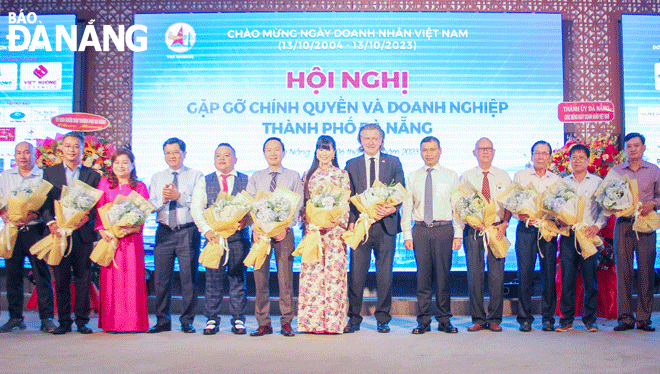 The Da Nang leaders give flowers to congratulate the 19th anniversary of Vietnamese Entrepreneurs' Day to representatives of businesses and business associations. Photo: M.Q