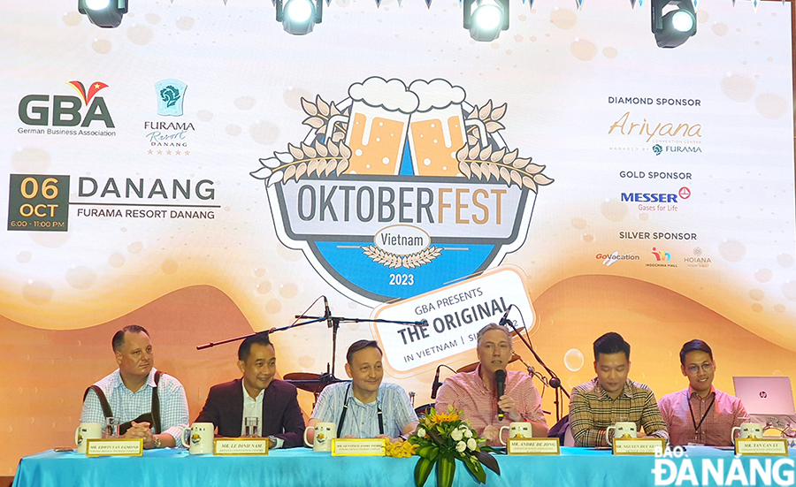 The organising committee shares information about the festival with press agencies. Photo: THU HA