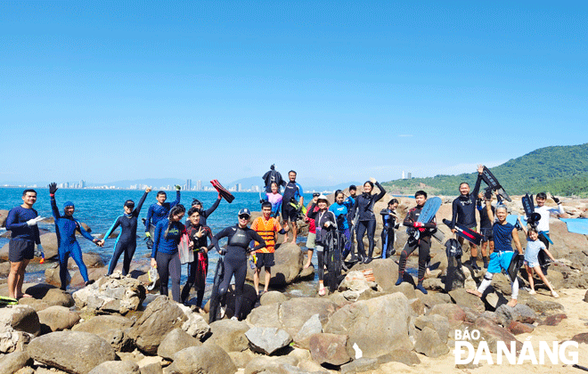 Volunteers participate in a scuba diving session to collect trash on the seabed. Photo: TRUNG DAO