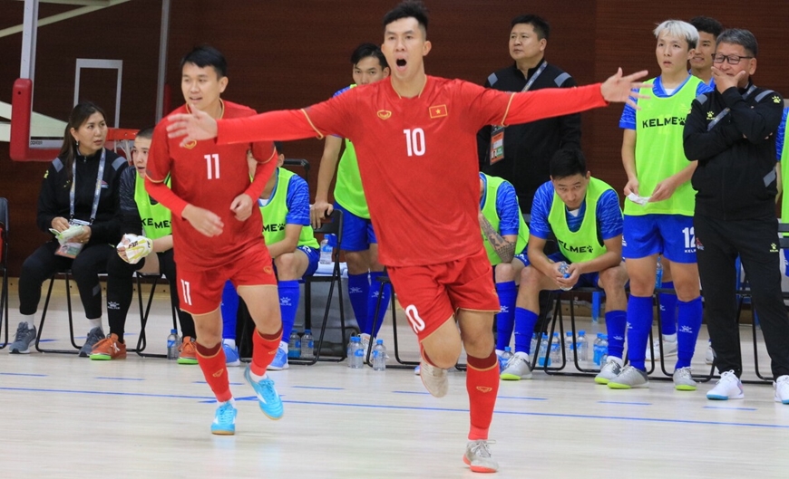 Cầu thủ đội tuyển futsal Việt Nam ăn mừng bàn thắng ghi vào lưới tuyển futsal Mông Cổ. Ảnh: VFF 