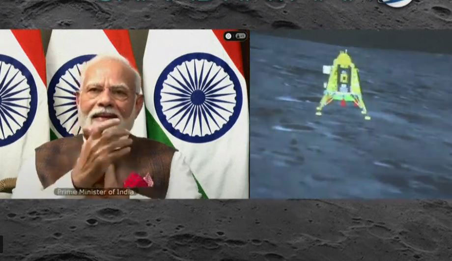 Thủ tướng Ấn Độ Narendra Modi trực tiếp theo dõi và chúc mừng cú hạ cánh thành công của tàu Chandrayaan-3. Ảnh: DW