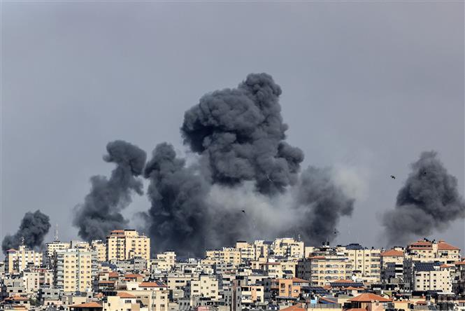 Khói bốc lên từ Dải Gaza sau các cuộc không kích của Israel, ngày 7-10-2023. Ảnh: AFP/TTXVN