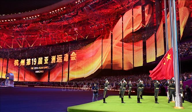 Nghi thức thượng cờ Trung Quốc tại lễ bế mạc ASIAD 2023 trên sân vận động Olympic Hàng Châu. Ảnh: THX/TTXVN