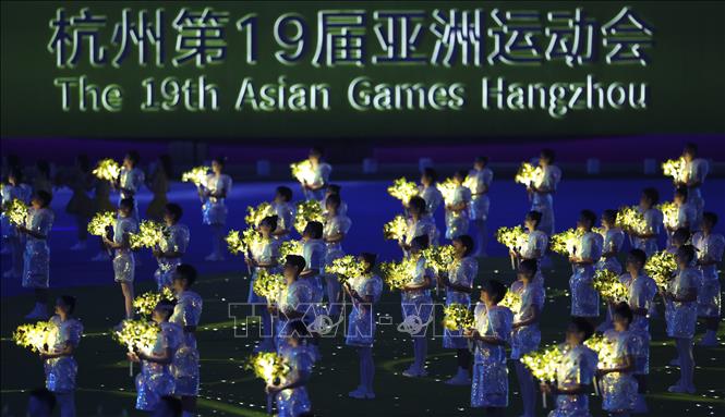 Màn biểu diễn nghệ thuật độc đáo tại lễ bế mạc ASIAD 2023 trên sân vận động Olympic Hàng Châu tối 8/10/2023. Ảnh: THX/TTXVN