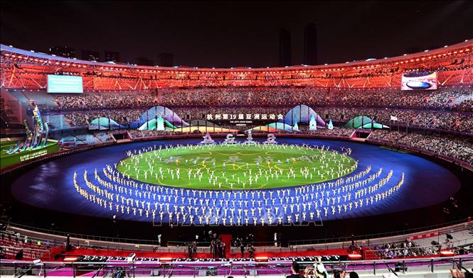 Các nghệ sĩ biểu diễn tại lễ bế mạc ASIAD 2023 trên sân vận động Olympic Hàng Châu tối 8/10/2023. Ảnh: THX/TTXVN