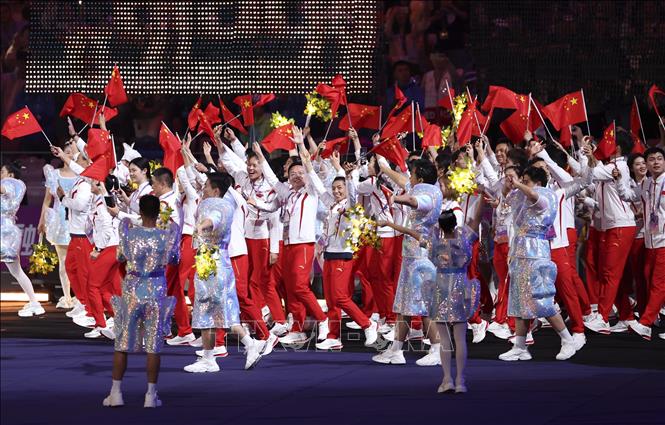 Đoàn thể thao Trung Quốc diễu hành trên sân vận động Olympic Hàng Châu trong lễ bế mạc ASIAD 2023. Ảnh: TTXVN