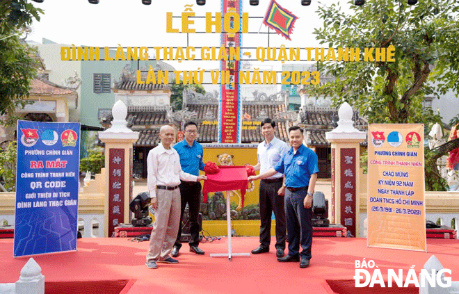 The Youth Union organisation of Chinh Gian Ward, Thanh Khe District, launches its youth project about QR Code introducing the Thac Gian village communal house. Photo: N.Q