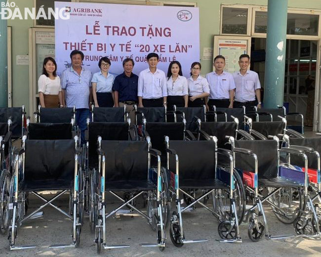 Trung tâm Y tế quận Cẩm Lệ tiếp nhận 20 xe lăn từ quà tặng của Agribank Chi nhánh quận Cẩm Lệ. Ảnh: 