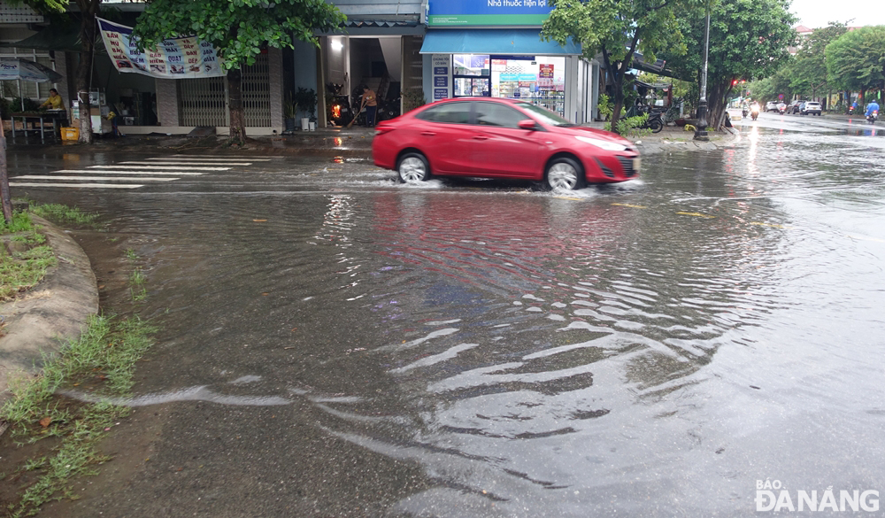 Heavy rain caused flooding at the intersection of Van Don - Ton Quang Phiet streets. Photo: HOANG HIEP