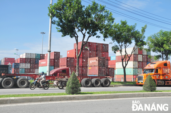 Một góc kho bãi chứa container trên đường ra cảng Tiên Sa. Ảnh: THÀNH LÂN