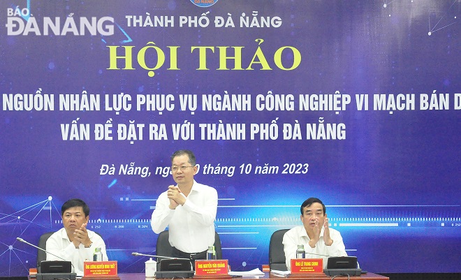 Da Nang Party Committee Secretary Nguyen Van Quang (standing) attends the seminar. Photo: THANH LAN - MAI QUE