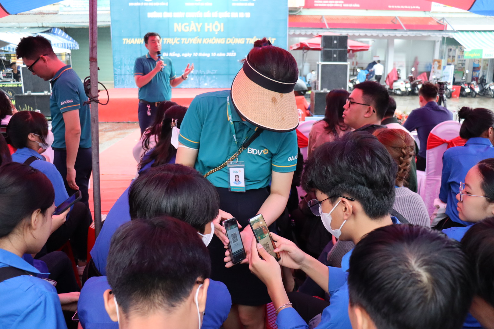 A staff of BIDV guides Youth Union members to open bank accounts. Photo: TRAN TRUC