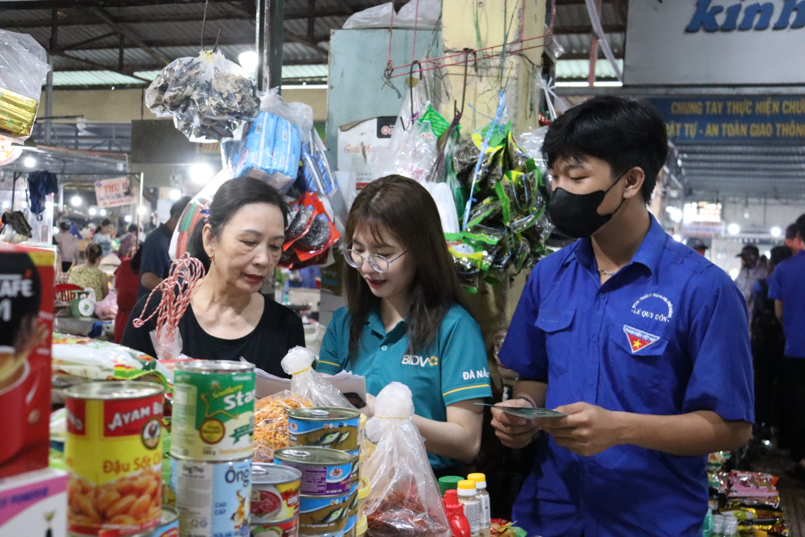 Small traders at the Cam Le Market are guided to how to promote their products. Photo: TRAN TRUC