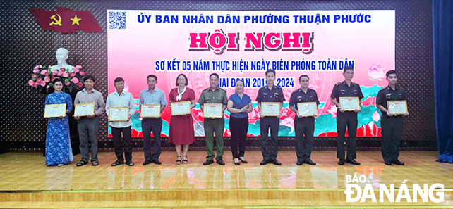 Đại diện lãnh đạo phường trao bằng khen