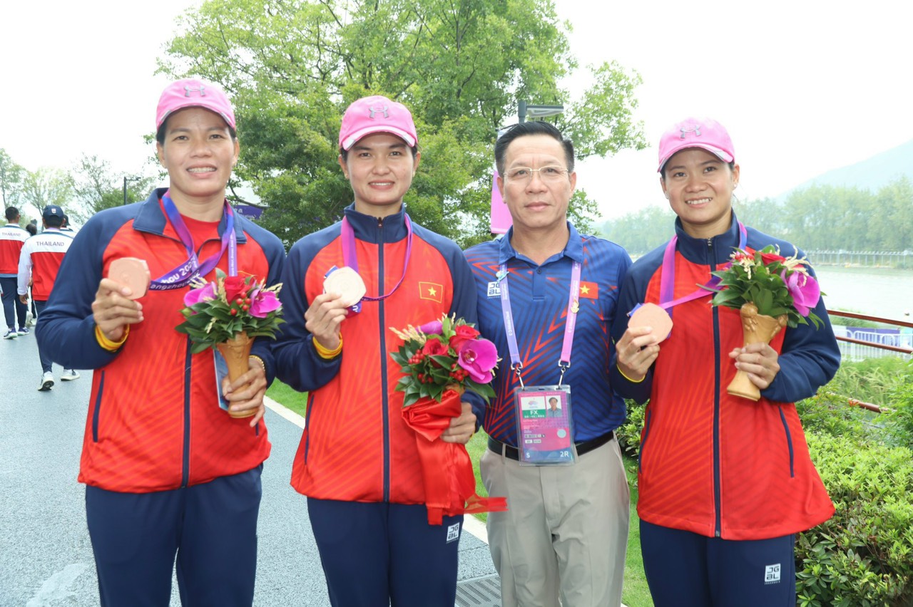 Phạm Thị Huệ (ngoài cùng bên trái), Trần Thị Kiệt (thứ hai, bên trái sang), Nguyễn Lâm Kiều Diễm (ngoài cùng bên phải) là 3 vận động viên Đà Nẵng giành huy chương Đồng tại Asiad 19. Ảnh: Nhân vật cung cấp