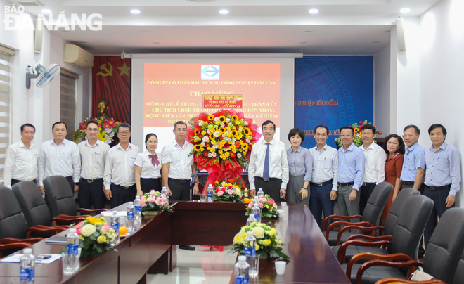 Da Nang People's Committee Chairman Le Trung Chinh (7th, left) visits the Hoa Cam Industrial Park Investment JSC. Photo: M.Q