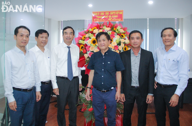 Chairman of the municipal People's Committee Le Trung Chinh (3rd, left) at the Hoa Khanh General Trading and Services Company Limited. Photo: M.Q