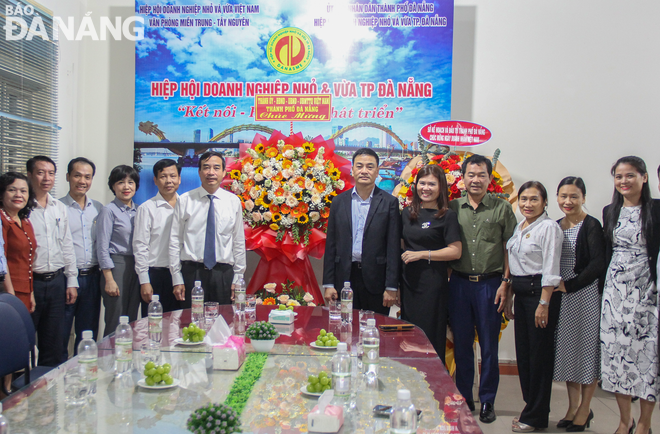 Chairman of the Da Nang People's Committee Le Trung Chinh (6th, left) visits the city's Association of Small and Medium-Sized Enterprises. Photo: M.Q