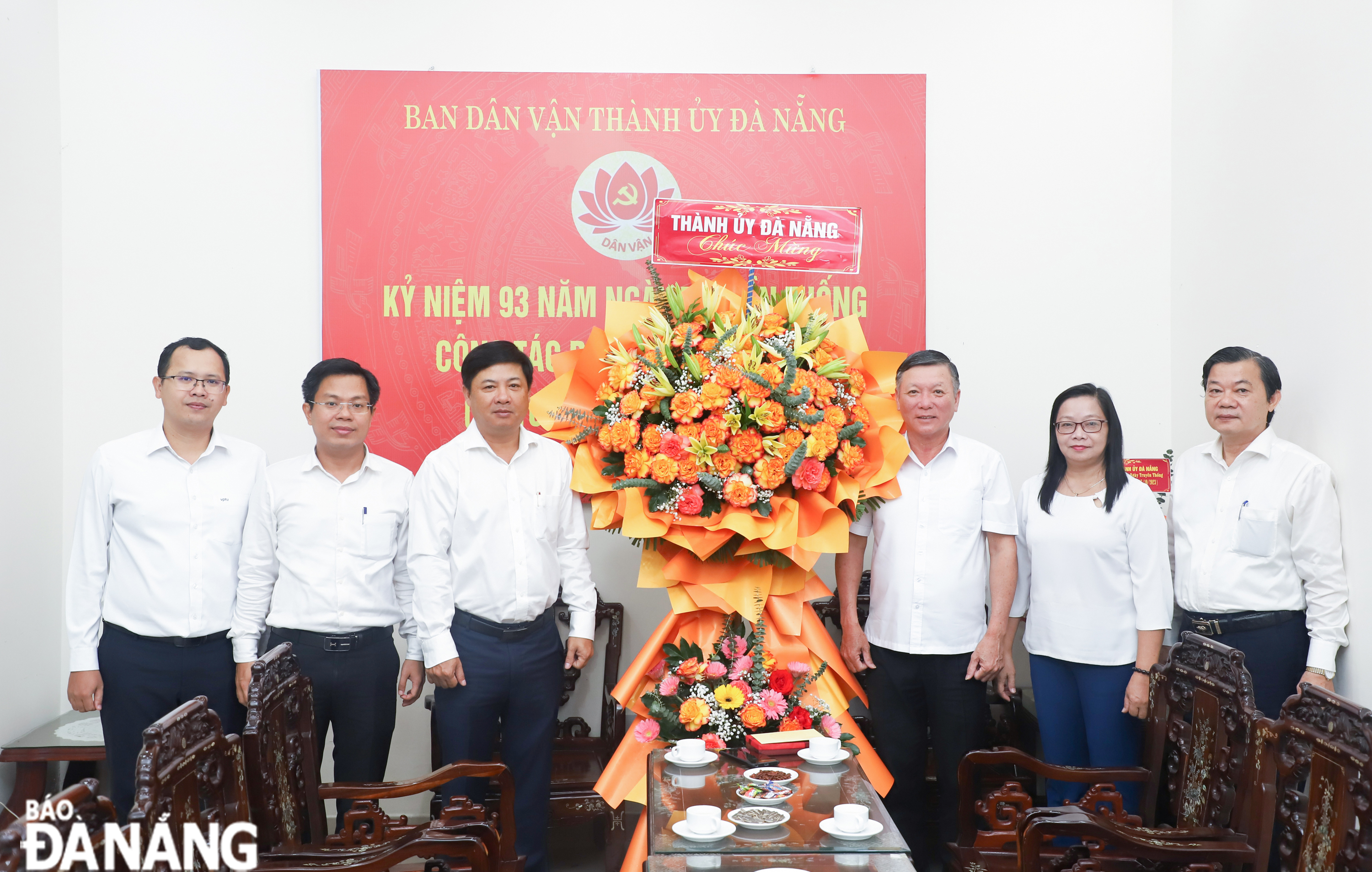 Phó Bí thư Thường trực Thành ủy Lương Nguyễn Minh Triết (thứ 3, trái sang) tặng hoa chúc mừng Ban Dân vận Thành ủy. Ảnh: NGỌC PHÚ