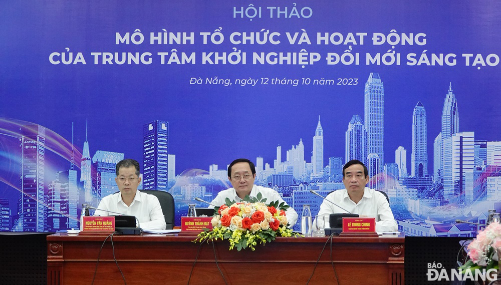 Minister of Science and Technology Huynh Thanh Dat (middle), Da Nang Party Committee Secretary Nguyen Van Quang (left), and municipal People's Committee Chairman Le Trung Chinh co-chair the Thursday seminar. Photo: HOANG HIEP