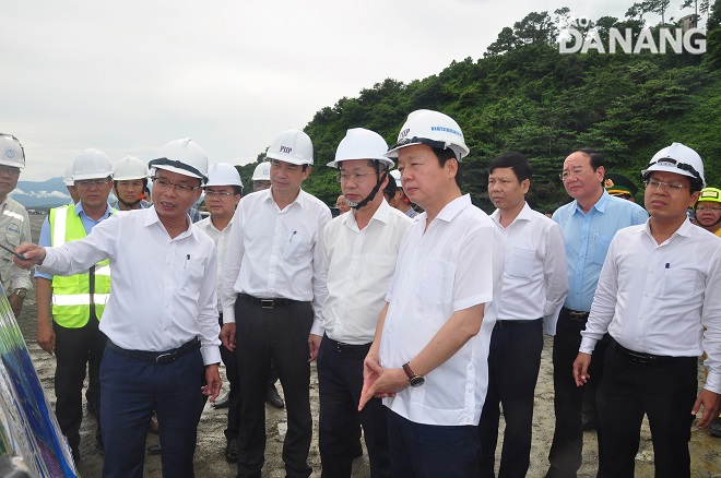 Deputy Prime Minister Tran Hong Ha (4th, right) and city leaders listen to a report on the progress of the Lien Chieu Port project presented by Director of the Management Board of Priority Infrastructure Investment Projects Le Thanh Hung. Photo: THANH LAN