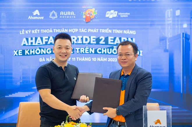 Ông Trần Hoàng Giang (bên trái) và Ông Phạm Hữu Ngôn (bên phải) ký kết thỏa thuận hợp tác triển khai tính năng AhaFast Ride-2-Earn. 