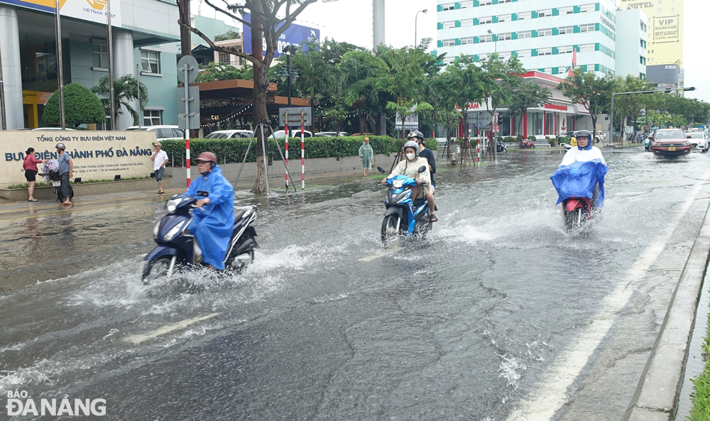 Flash flooding was seen in a section of Nguyen Van Linh Street after torrential rain battered the city on Monday, October 9. Photo: HOANG HIEP